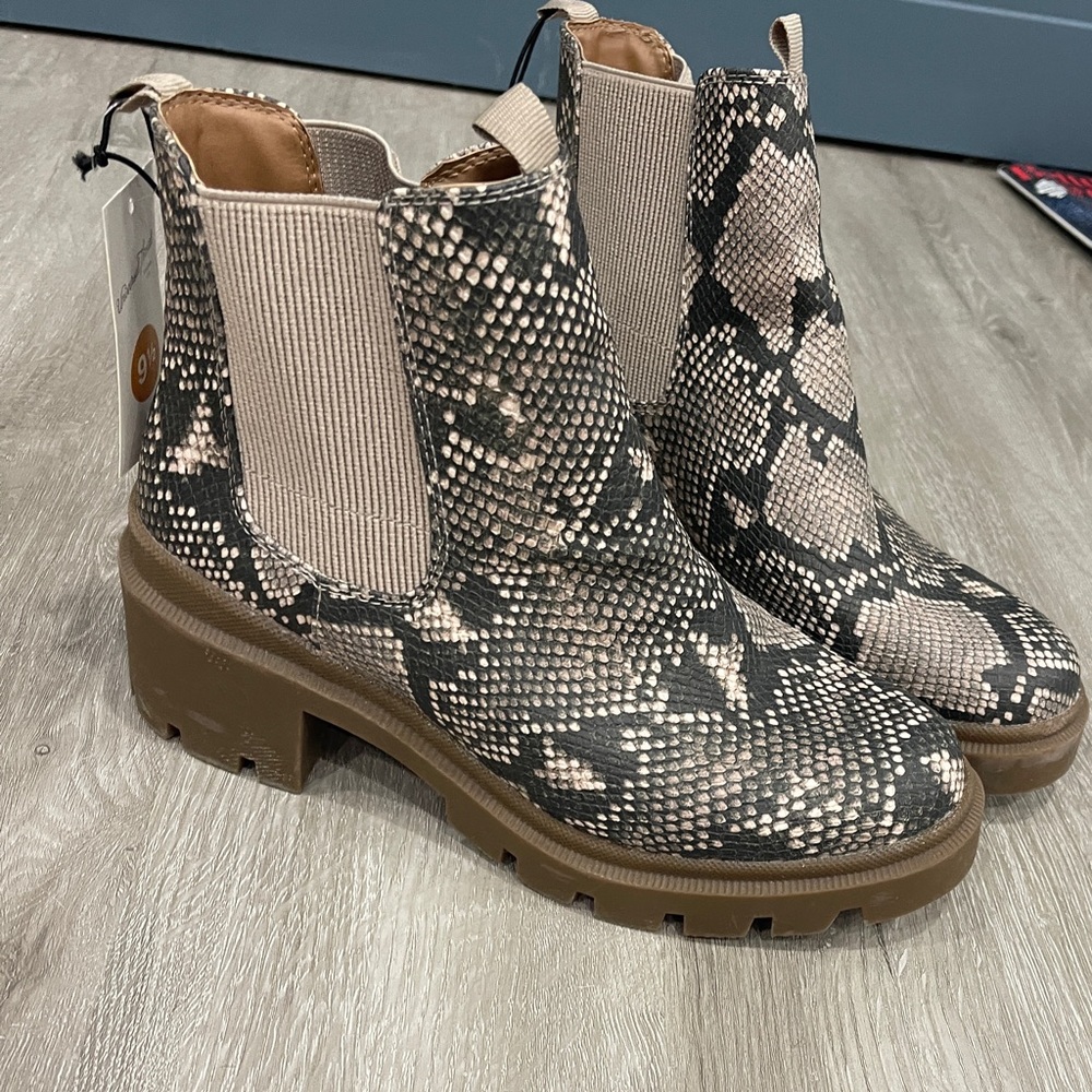 Universal thread snake Chelsea boot